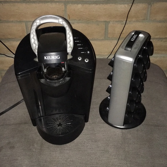 KEURIG COFFEE MAKER & POD HOLDER